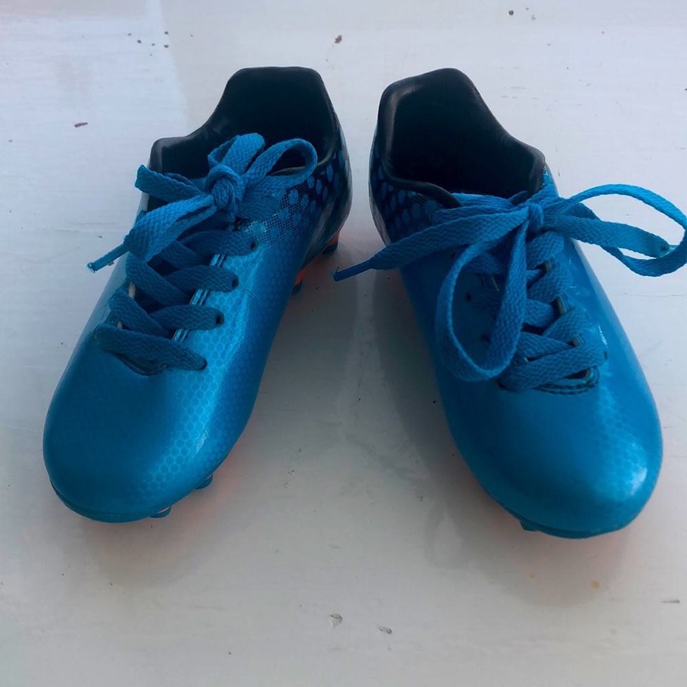 Like new soccer shoes - Teal
